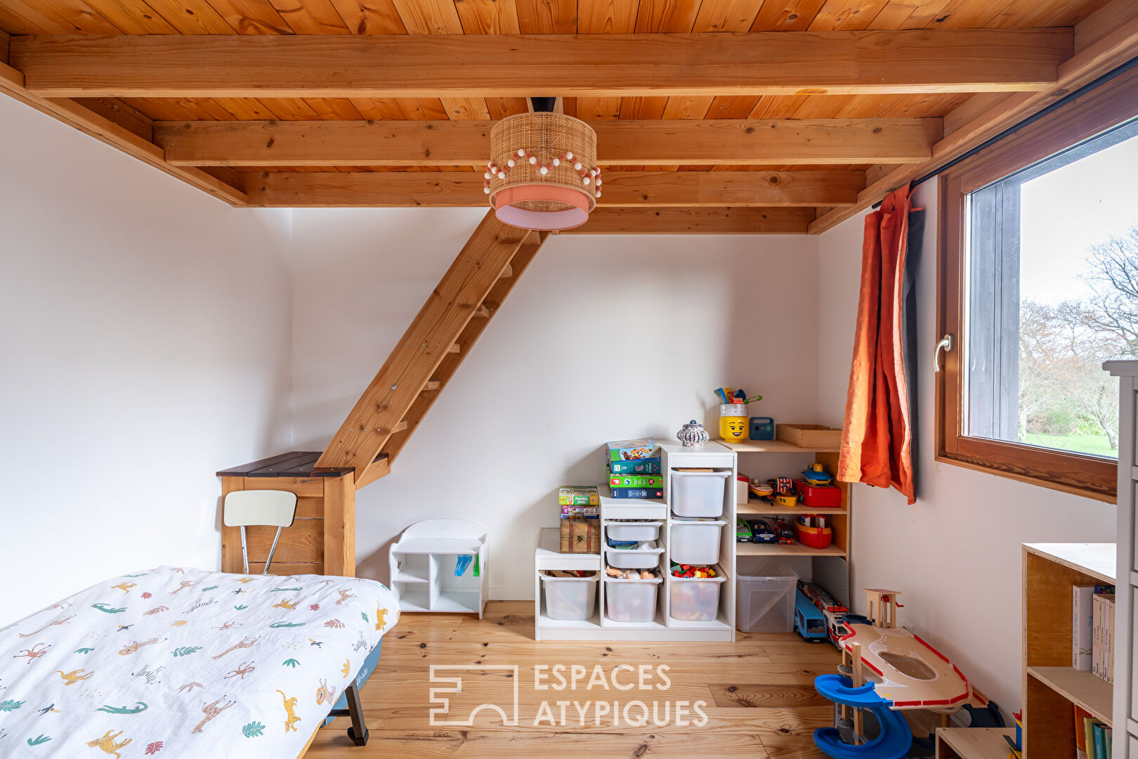 Maison en bois dans un cadre verdoyant