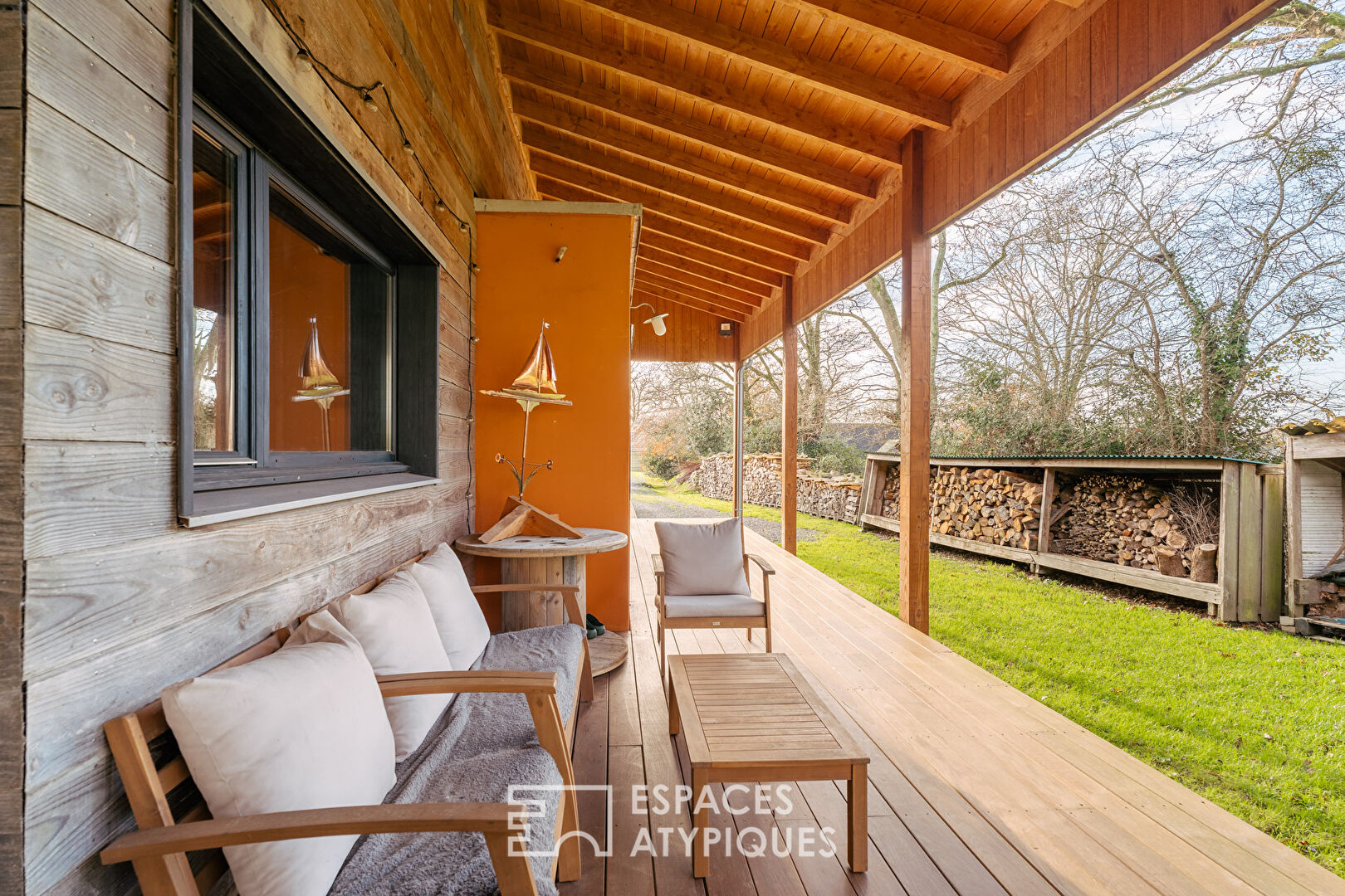 Maison en bois dans un cadre verdoyant