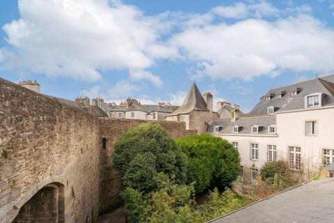 VANNES – Coeur de Ville Historique : La Quintessence du Duplex de Charme