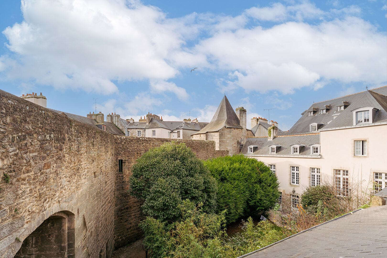 VANNES – Coeur de Ville Historique : La Quintessence du Duplex de Charme