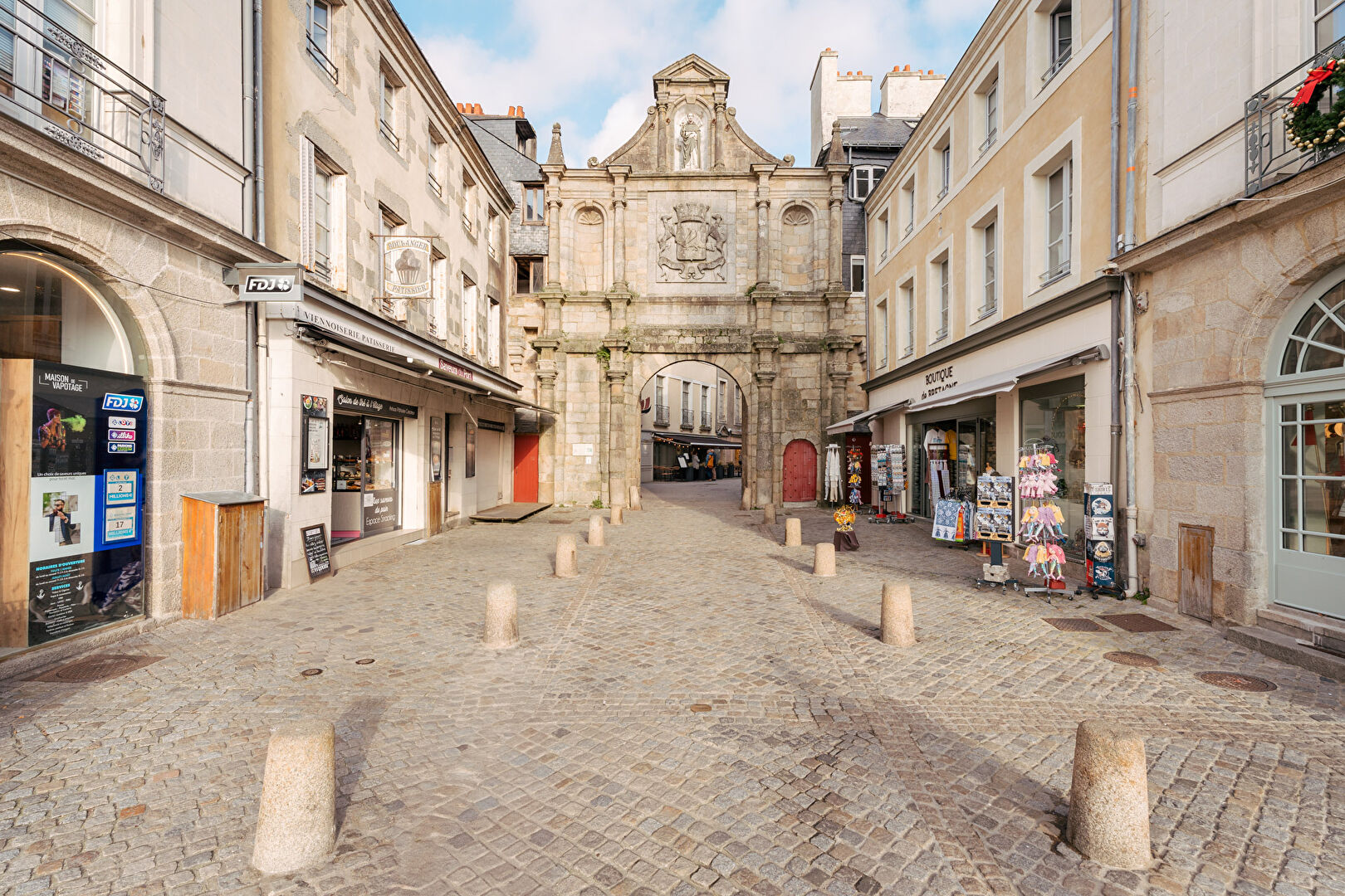 VANNES – Coeur de Ville Historique : La Quintessence du Duplex de Charme
