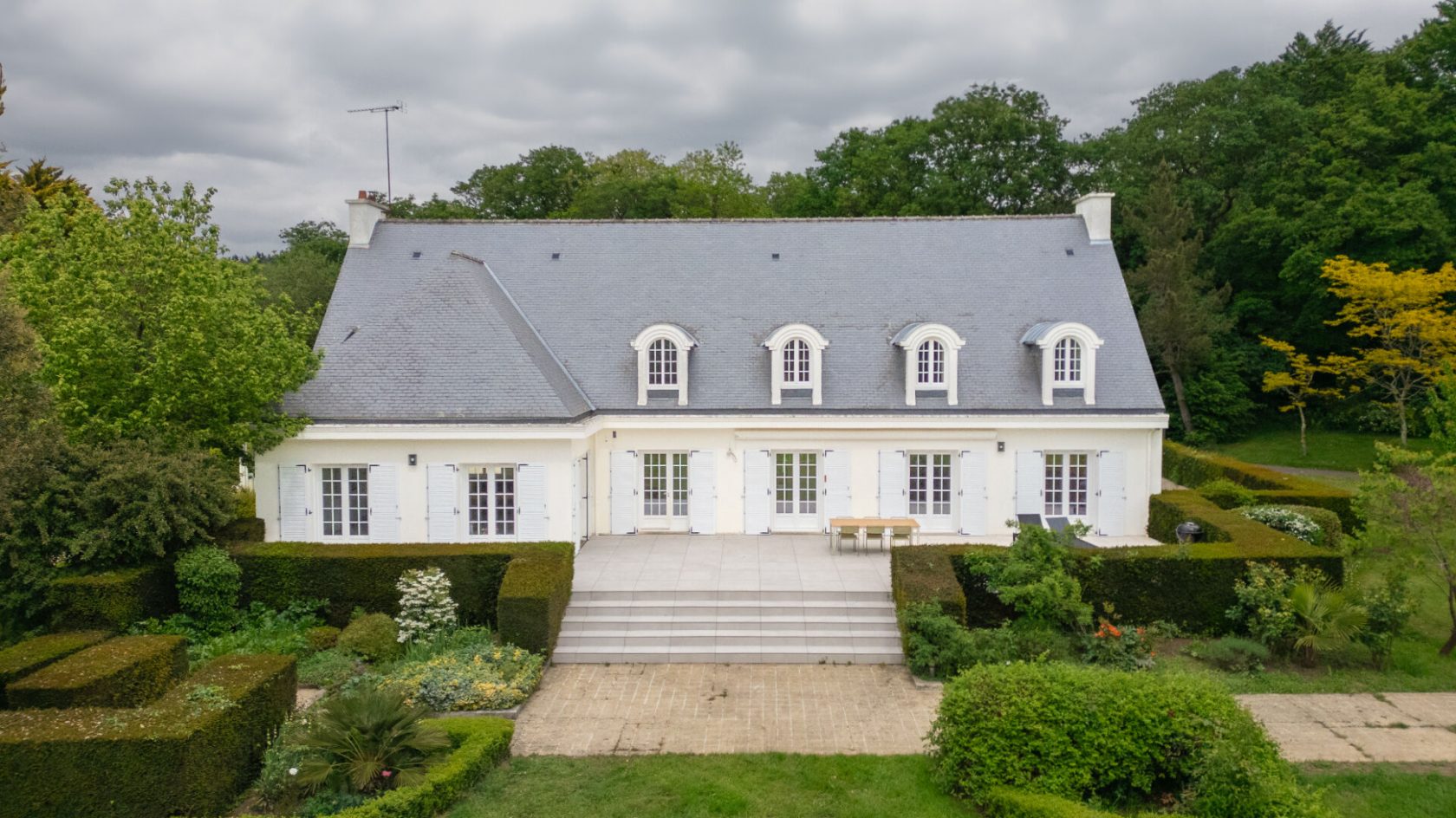 Propriété haut de gamme avec jardin, piscine et court de tennis