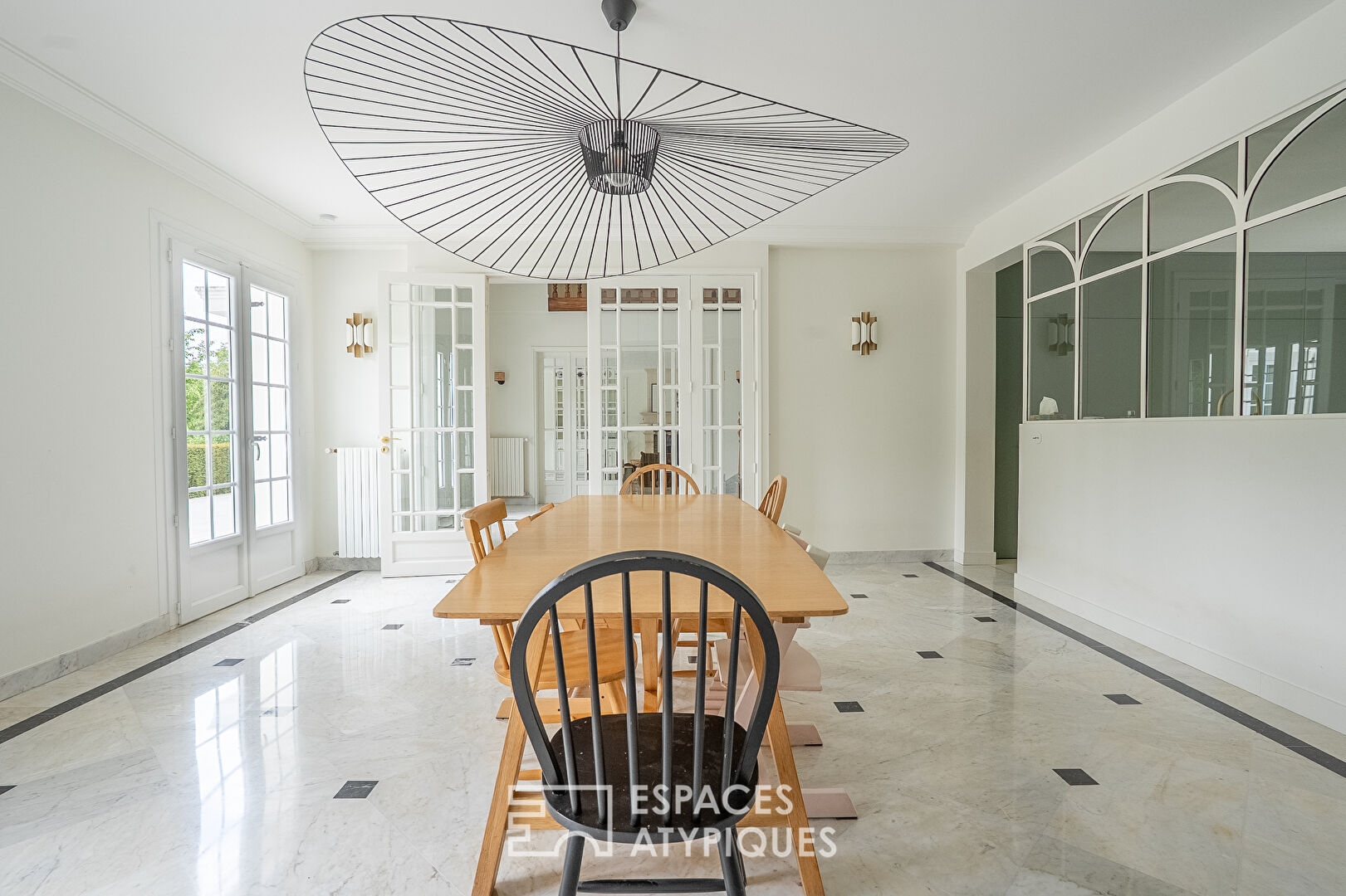 Propriété haut de gamme avec jardin, piscine et court de tennis