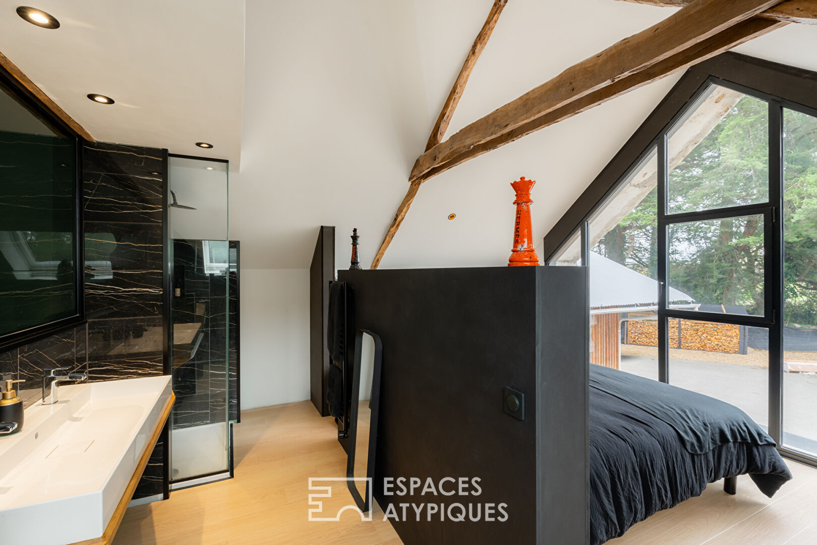 Elégante longère rénovée avec piscine et dépendances