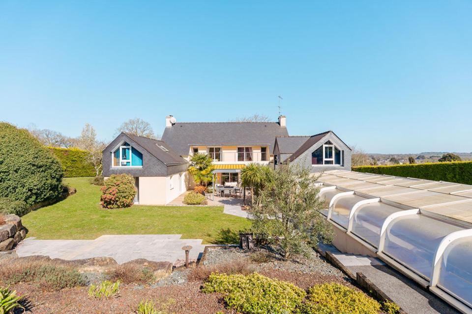 Maison familiale avec piscine et sauna sur les hauteurs de Malestroit