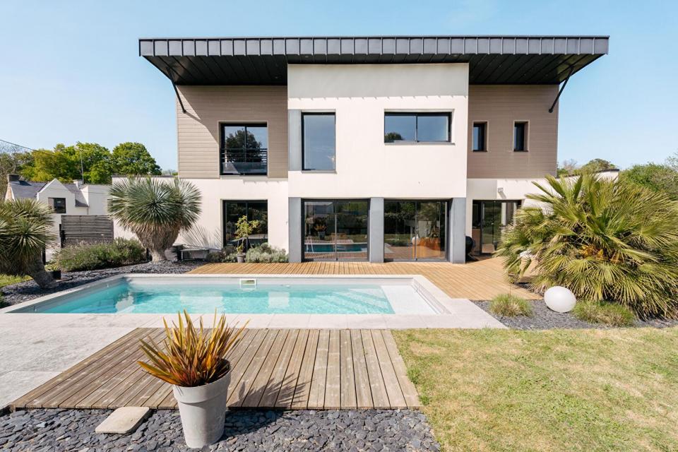 Maison d'architecte avec piscine et jardin paysager