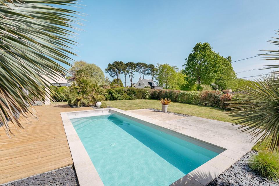 Maison d'architecte avec piscine et jardin paysager