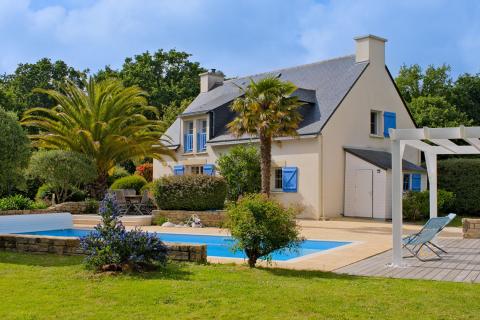 Propriété avec piscine et jardin paysager