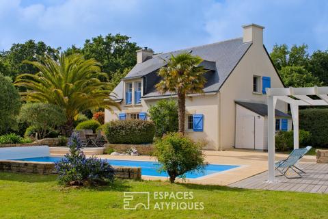 Propriété avec piscine et jardin paysager