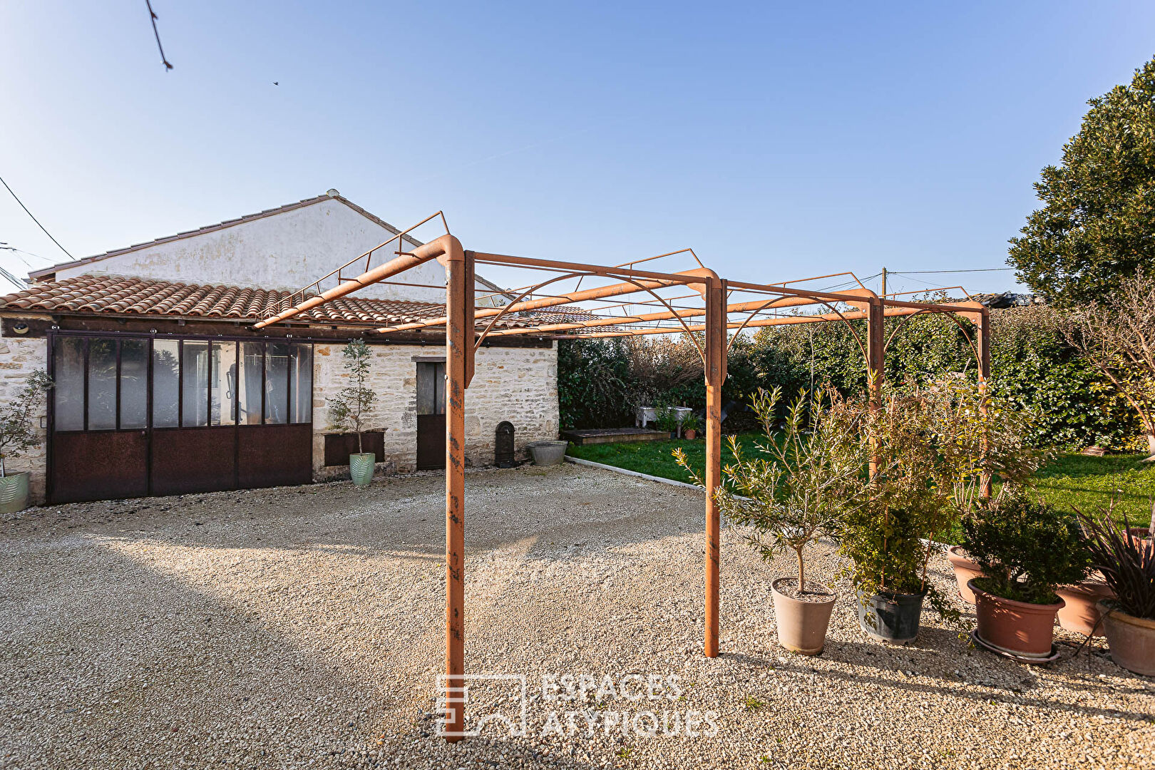 La belle du village et son jardin paysagé