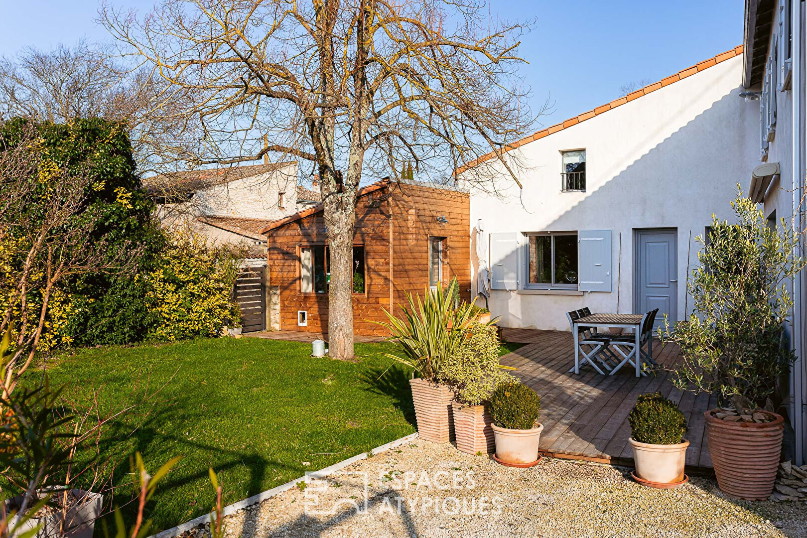 La belle du village et son jardin paysagé