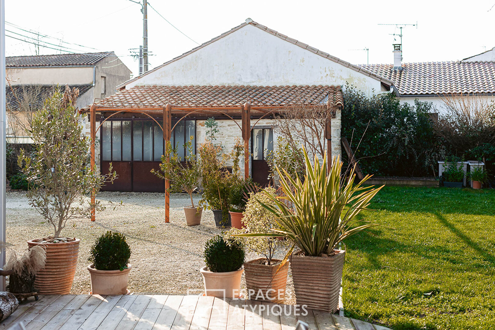 La belle du village et son jardin paysagé