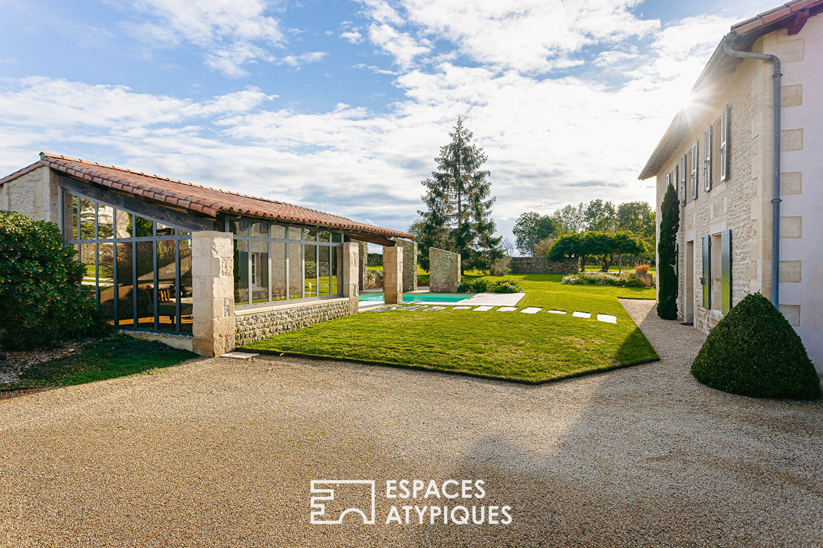 Sublime farmhouse and its swimming pool in the old stable