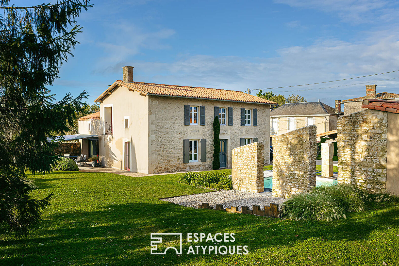 Sublime farmhouse and its swimming pool in the old stable