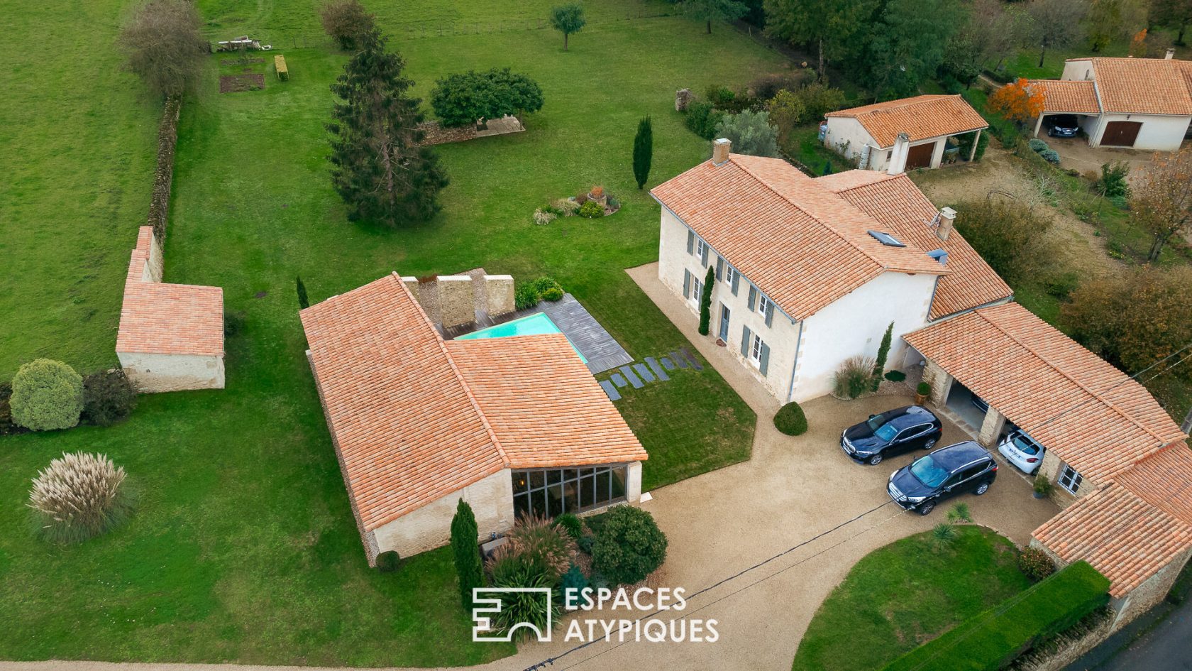 Sublime farmhouse and its swimming pool in the old stable