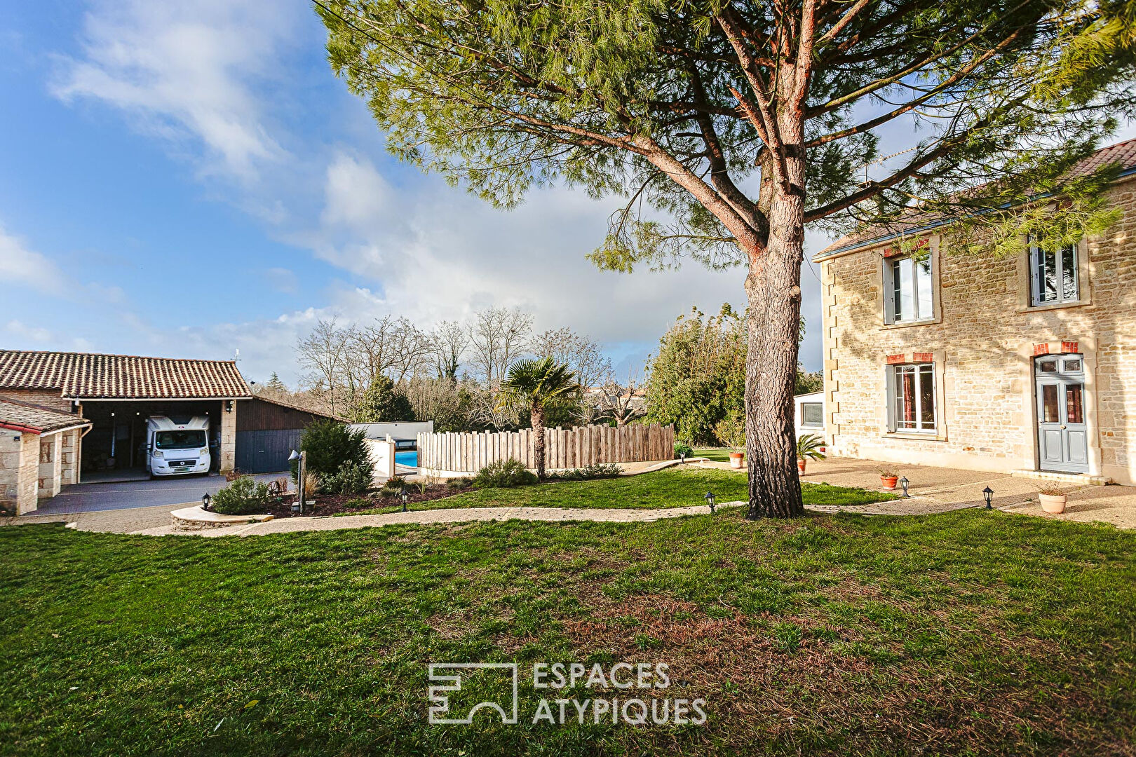 Authentique maison en pierre avec piscine et dépendances