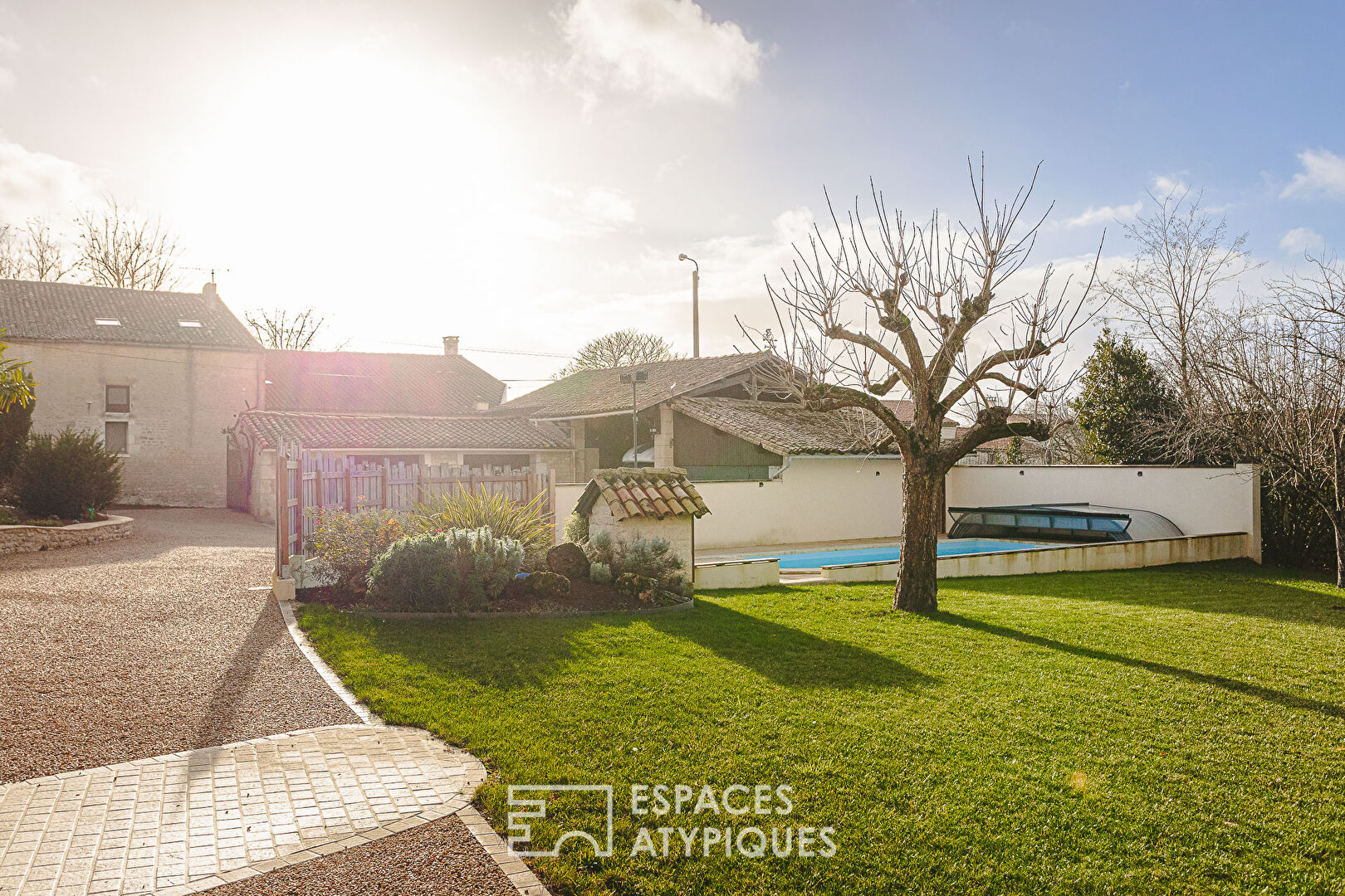 Authentique maison en pierre avec piscine et dépendances