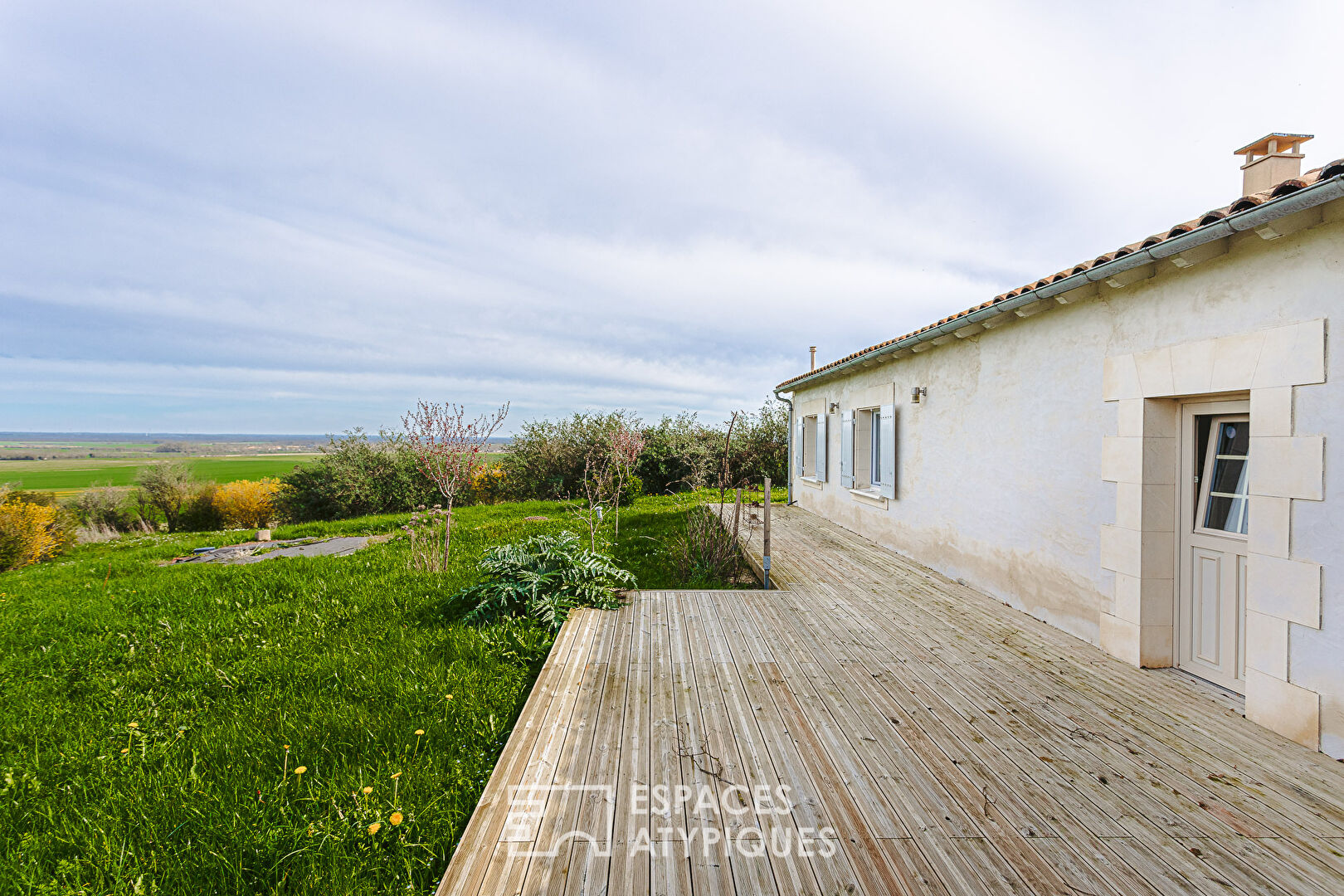 Contemporaine à la vue imprenable sur la campagne