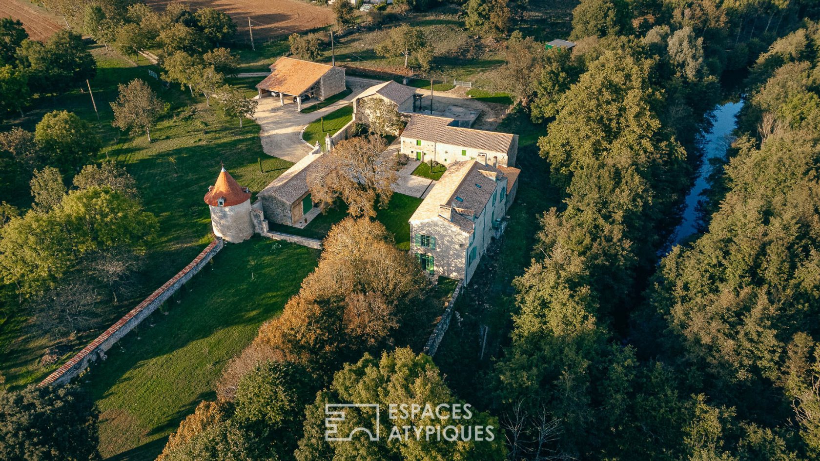 Logis du XVIème dans un cadre bucolique en bord de Sèvre