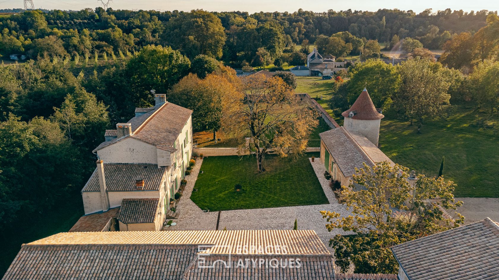 Logis du XVIème dans un cadre bucolique en bord de Sèvre