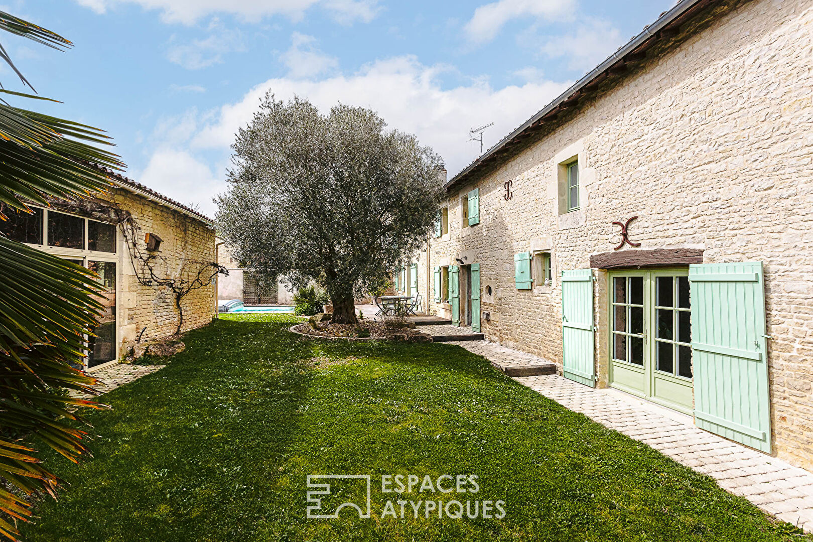 Cocon familial en pierres et sa piscine