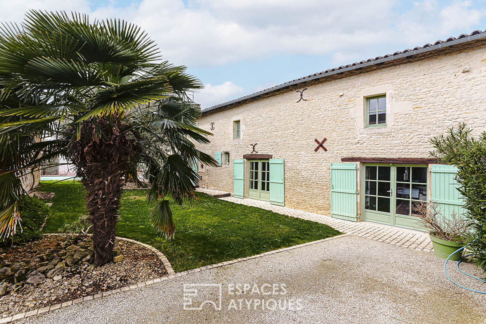 Cocon familial en pierres et sa piscine