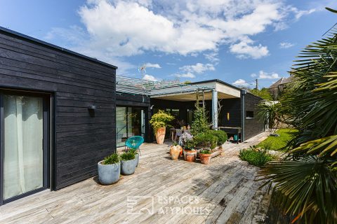 La sublime maison d’architecte au toit plat végétalisé avec piscine à débordement