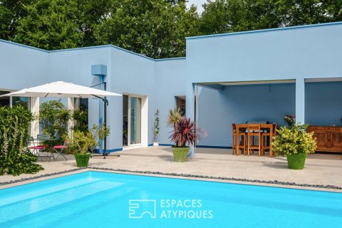 Contemporaine dans un environnement boisé