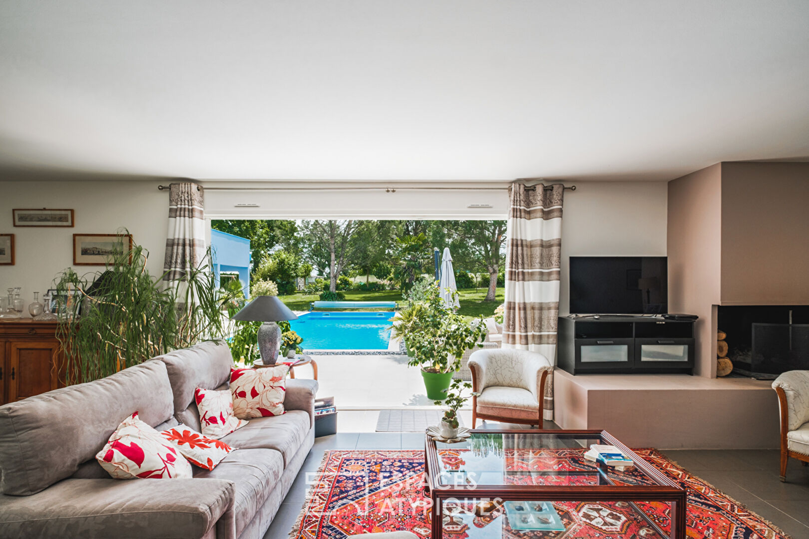 Contemporaine dans un environnement boisé