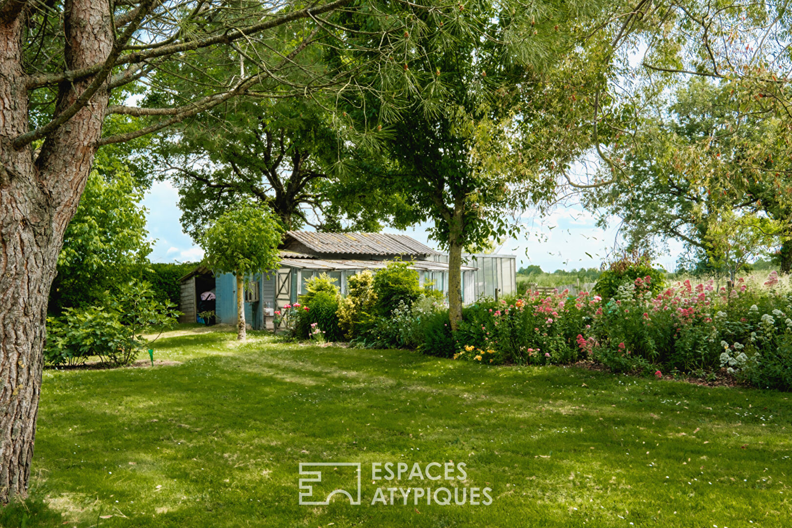 Contemporaine dans un environnement boisé