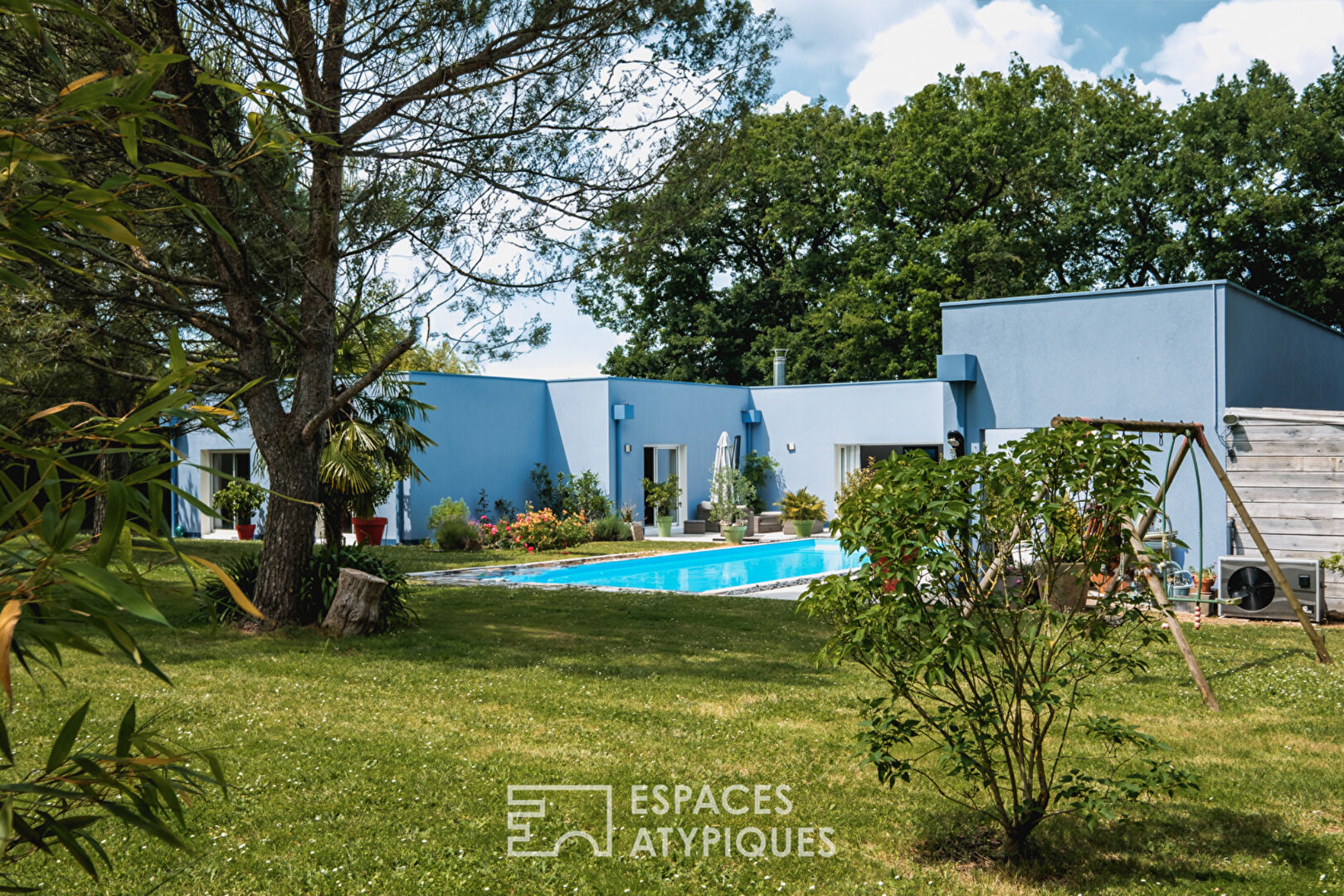 Contemporaine dans un environnement boisé