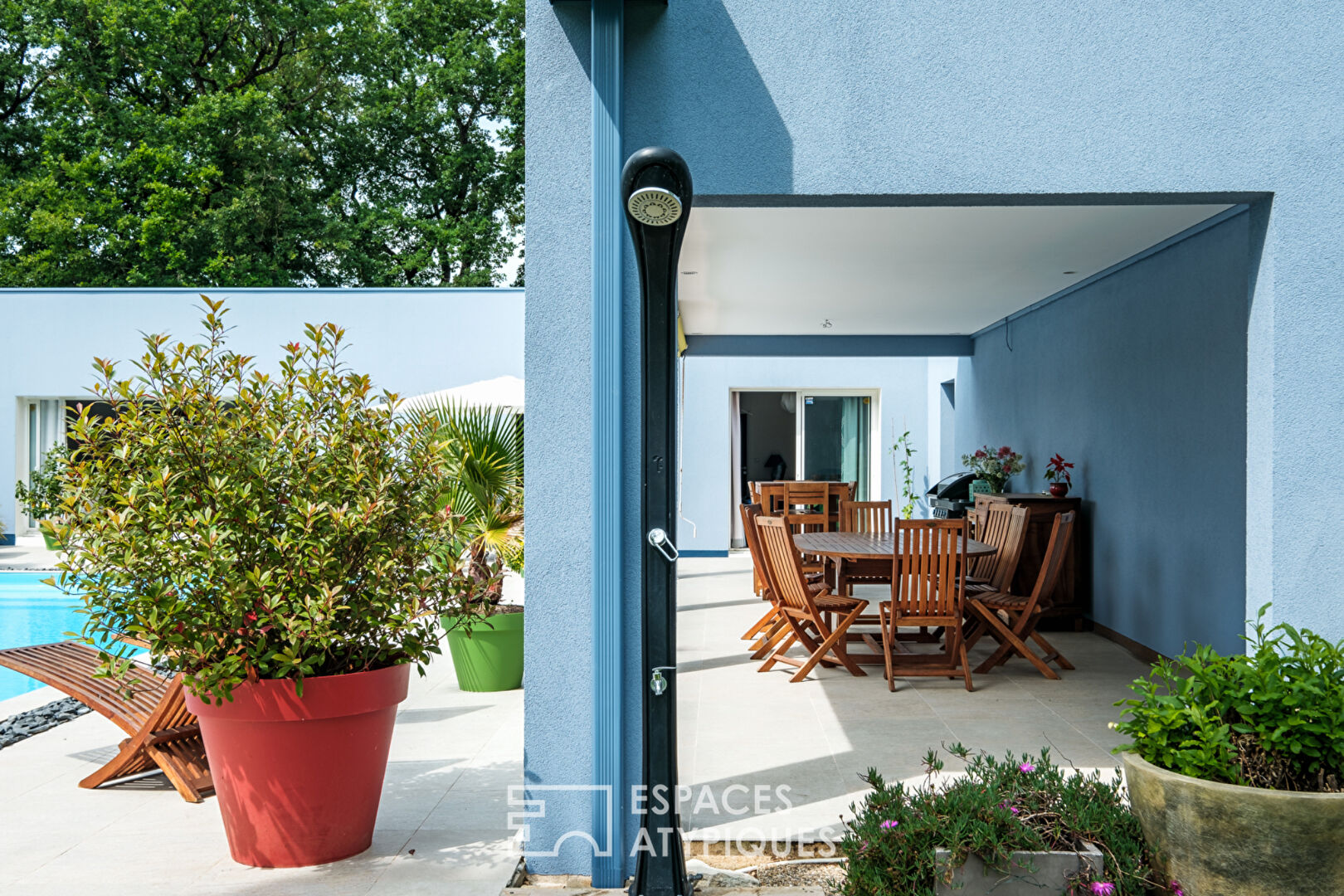 Contemporaine dans un environnement boisé