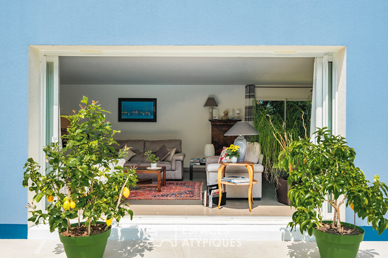 Contemporaine dans un environnement boisé