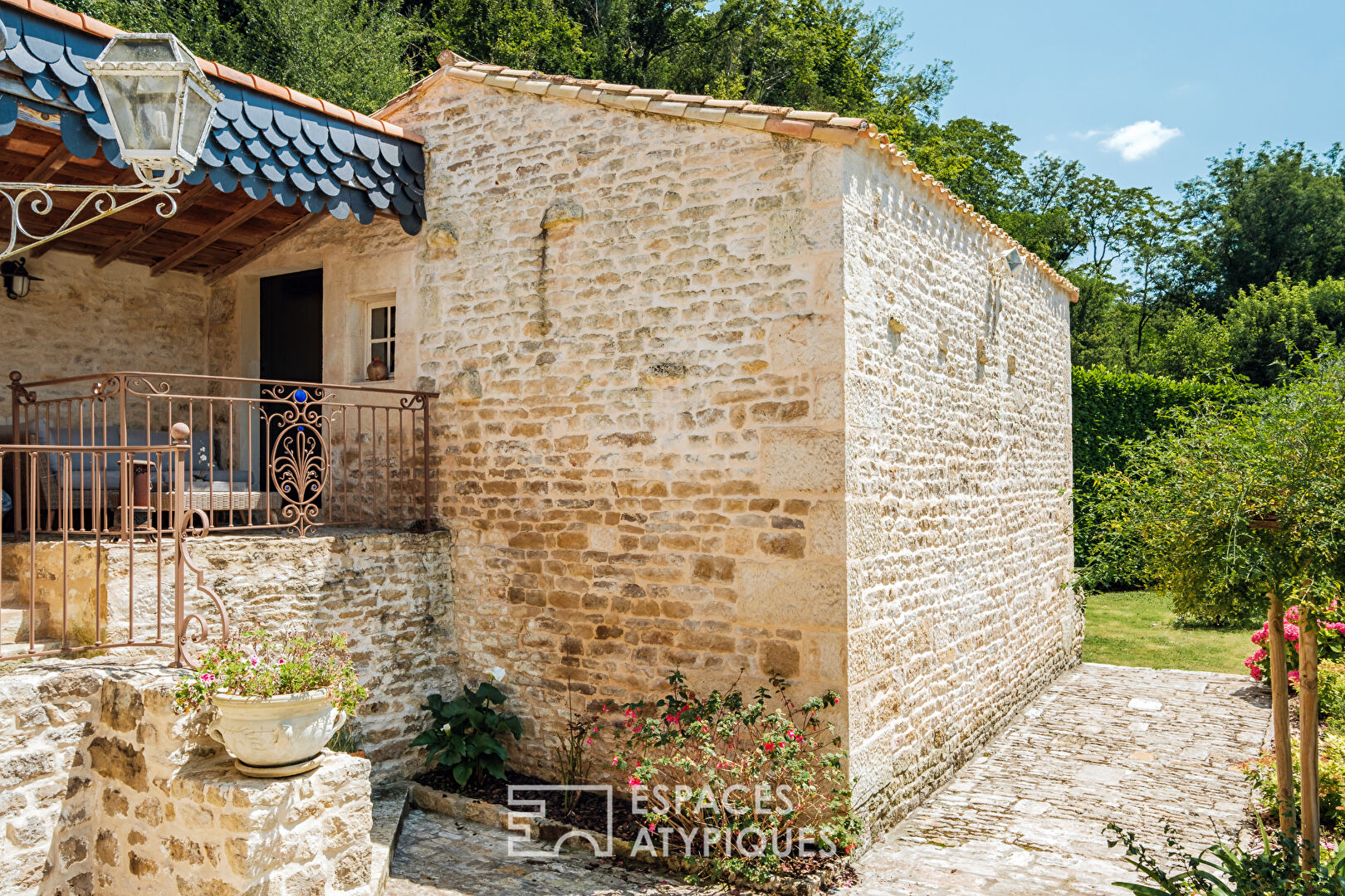 Ancien moulin de caractère du XIIIème siècle dans un cadre préservé et unique