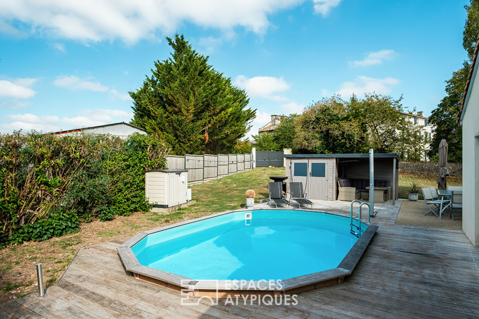 Ensemble de deux maisons avec jardin et piscine