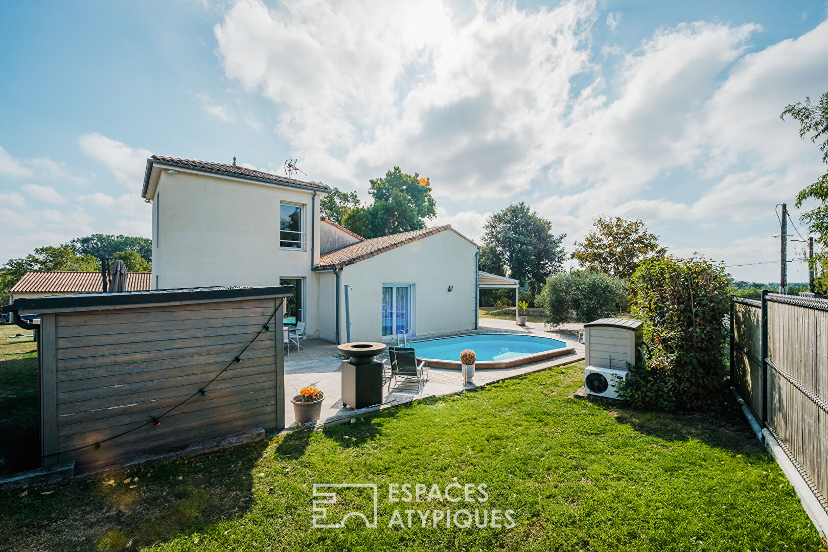 Ensemble de deux maisons avec jardin et piscine