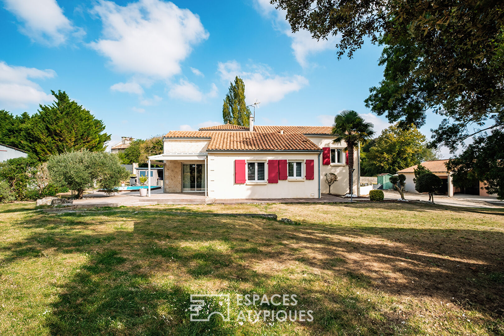 Ensemble de deux maisons avec jardin et piscine