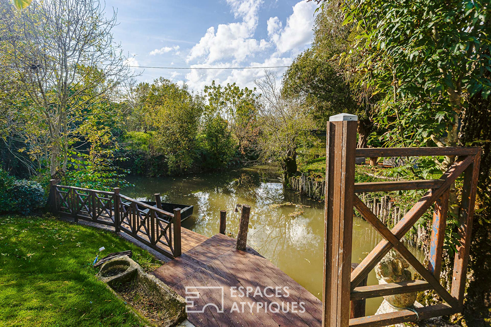 Longère, son chai et sa berge dans le marais poitevin