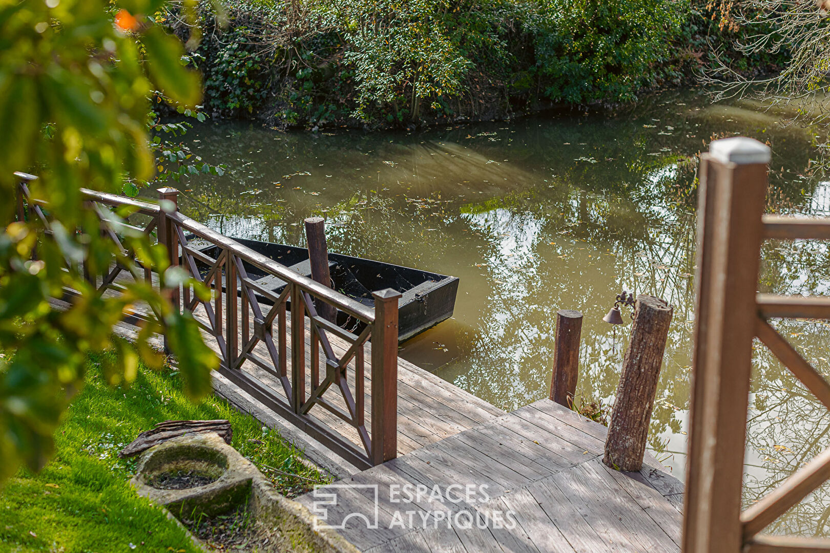 Longère, son chai et sa berge dans le marais poitevin