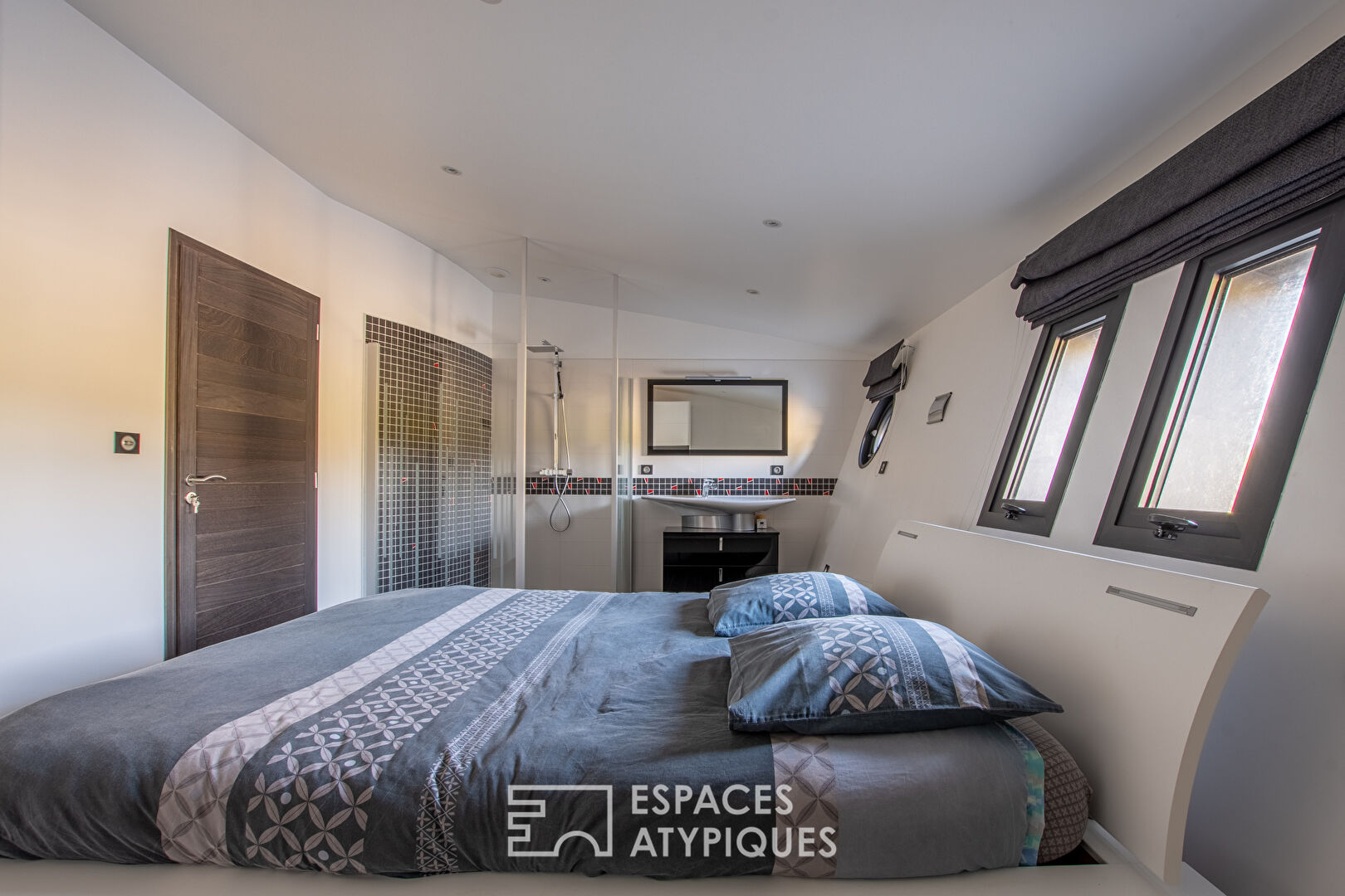 Boat-inspired villa