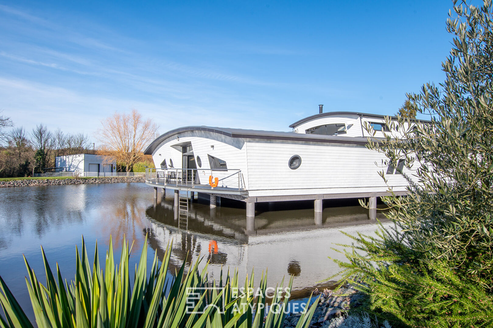 Boat-inspired villa