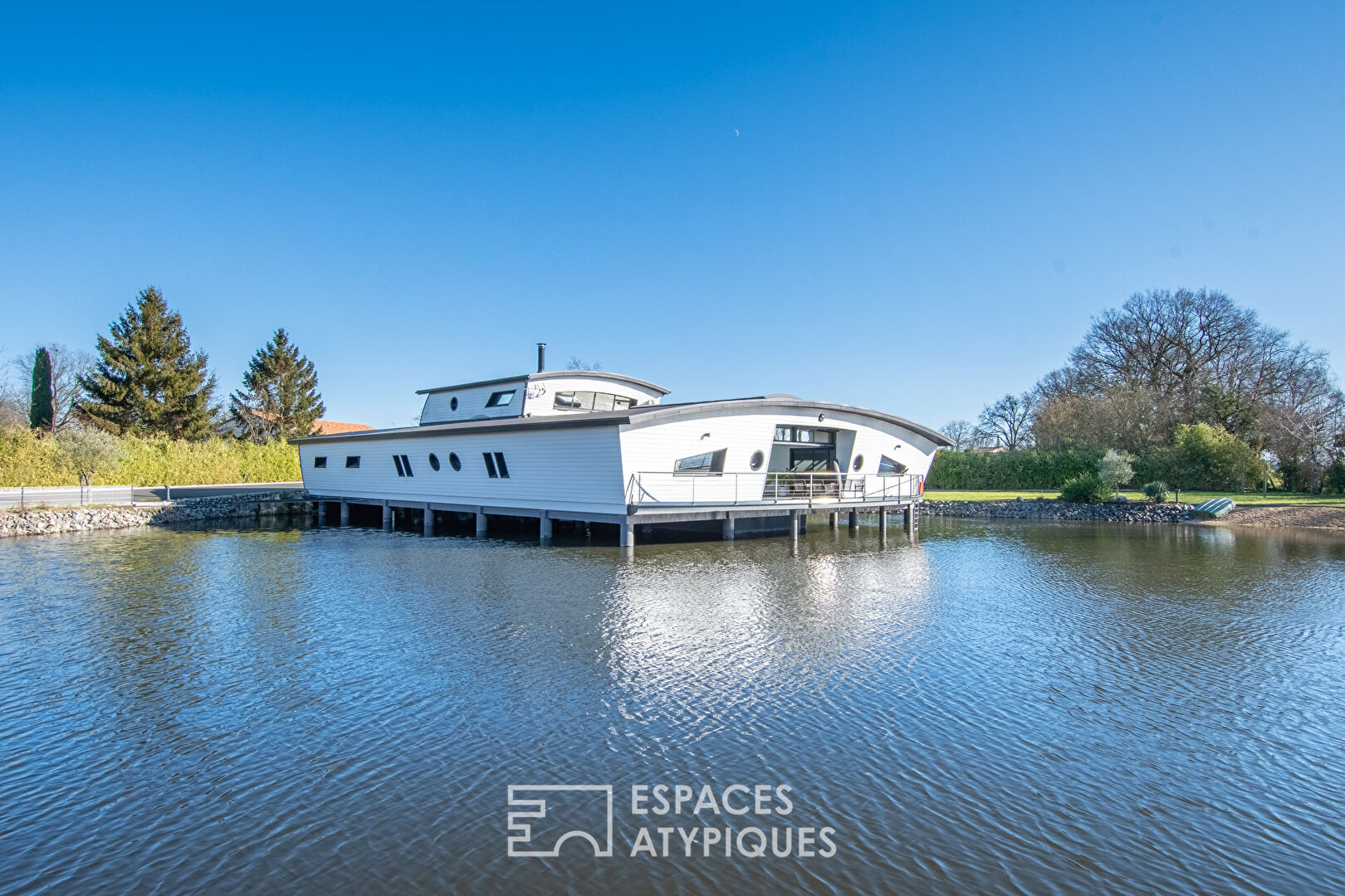 Boat-inspired villa