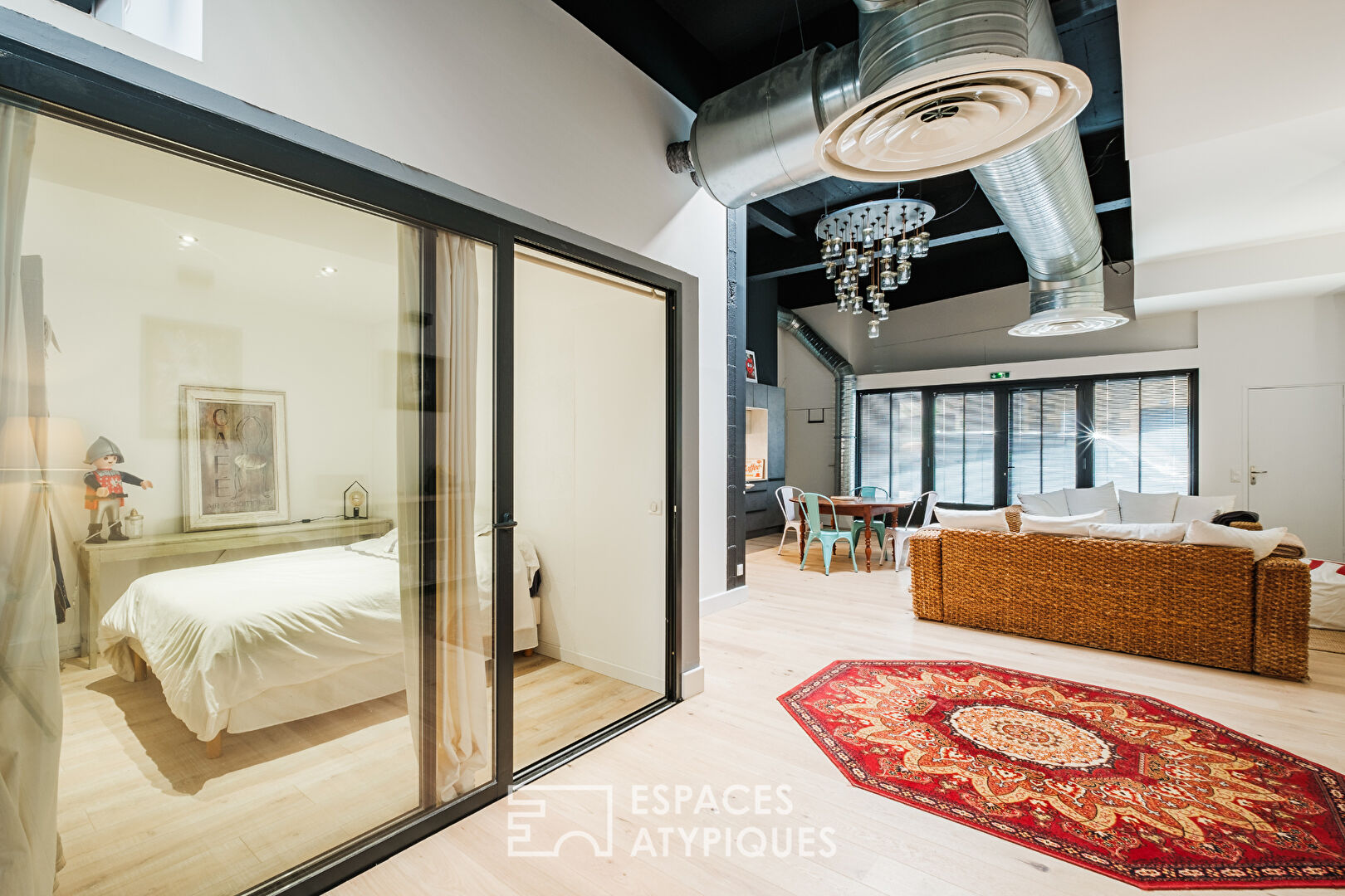 Intimate and daring loft in the heart of the city