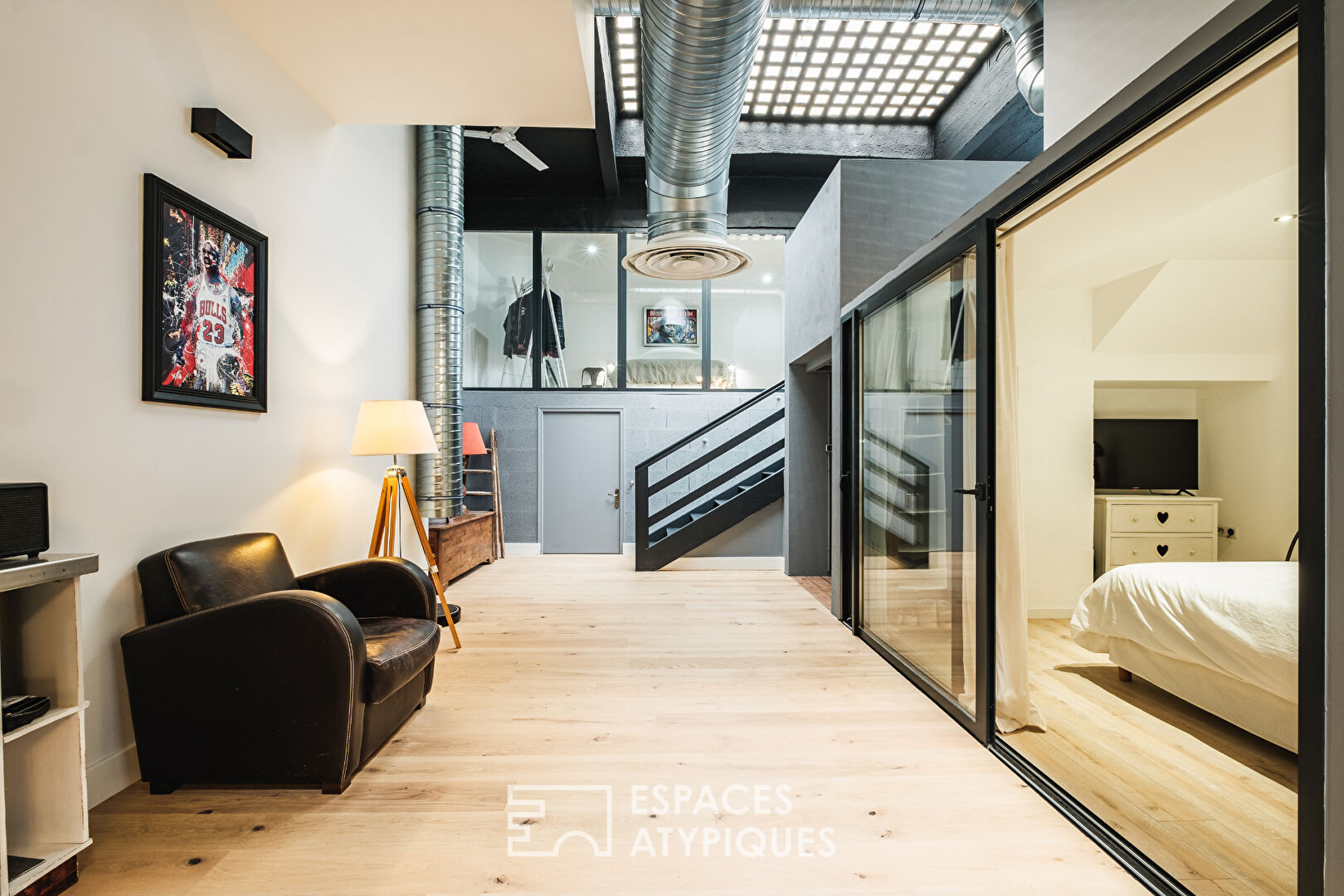 Intimate and daring loft in the heart of the city