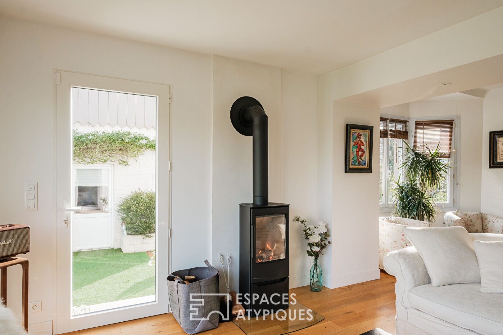 Renovated house and its park on the banks of the Sèvre