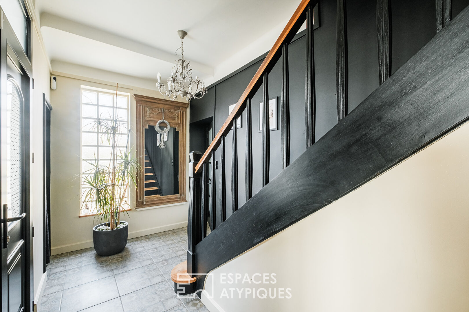 Renovated house and its park on the banks of the Sèvre