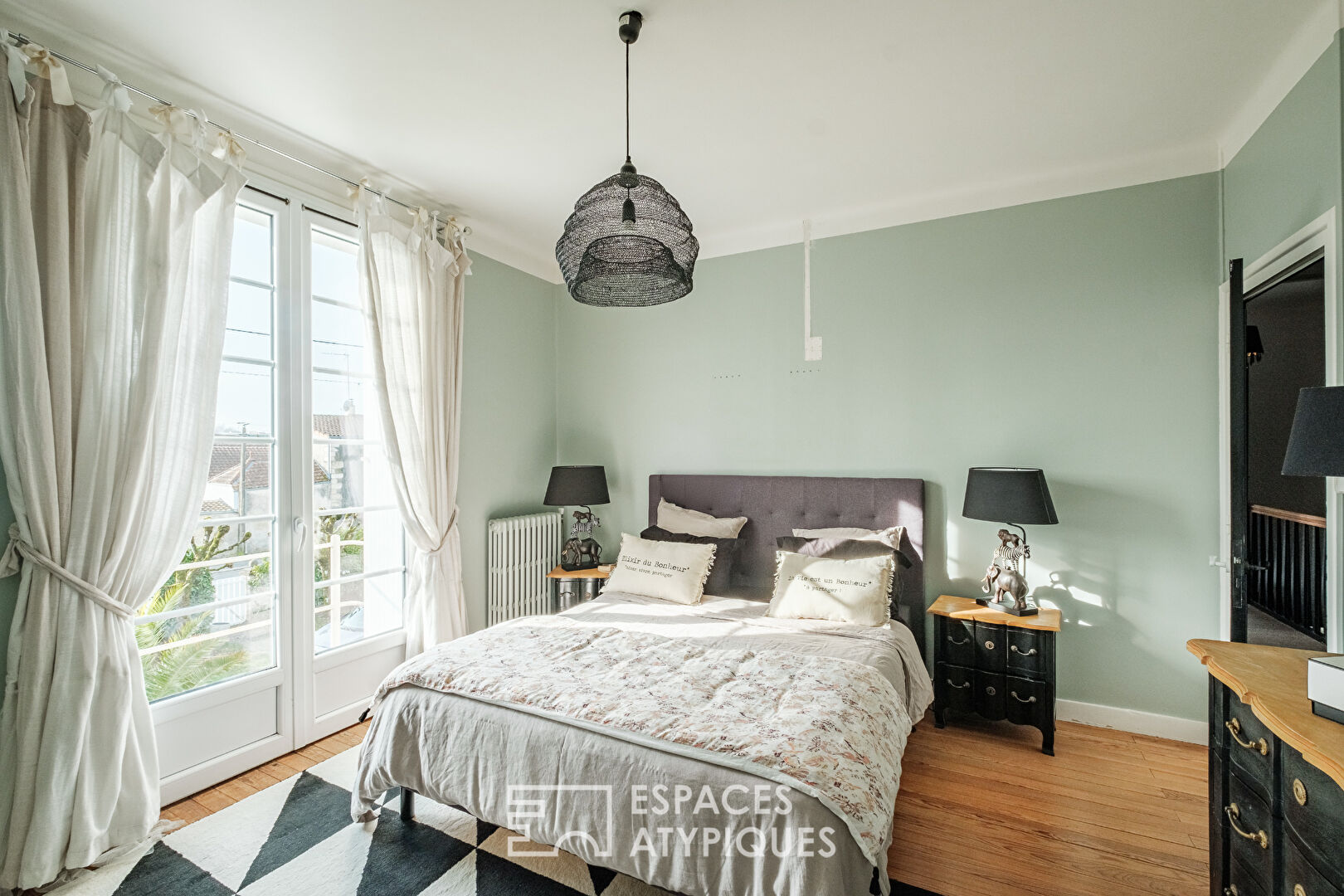 Renovated house and its park on the banks of the Sèvre