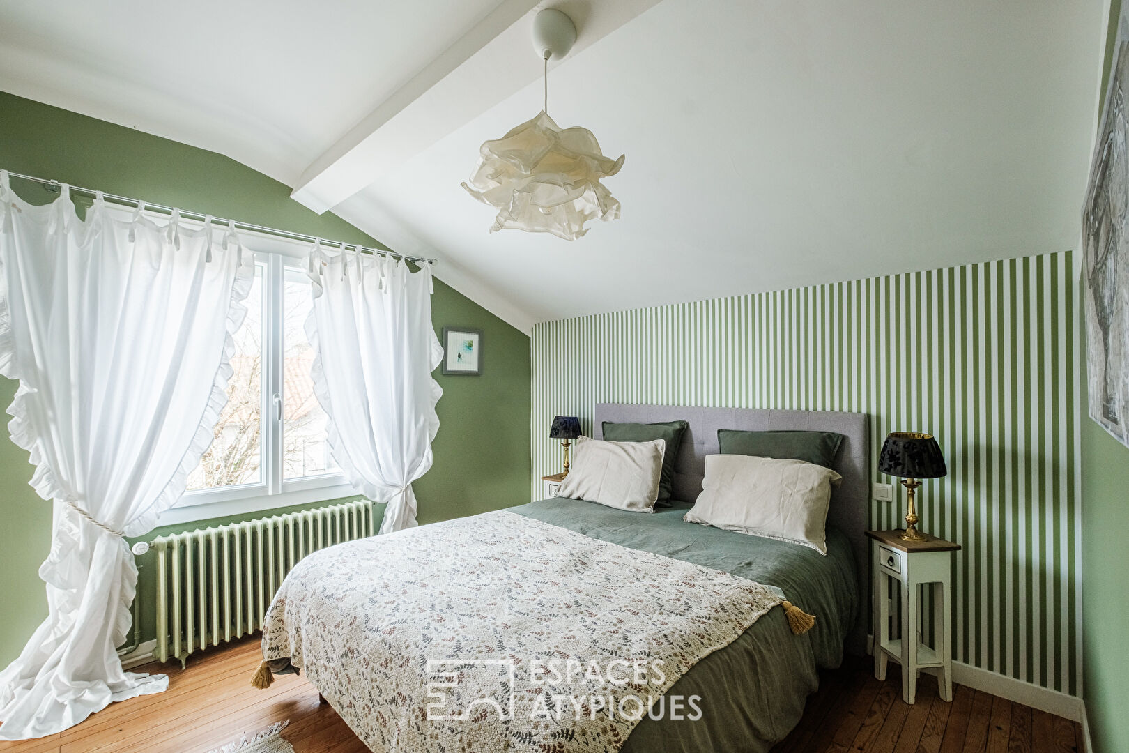 Renovated house and its park on the banks of the Sèvre