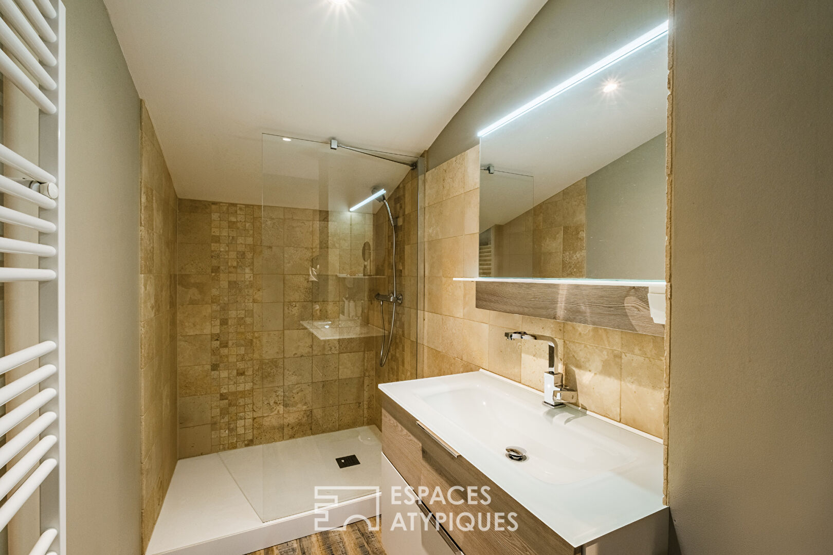 Renovated house and its park on the banks of the Sèvre