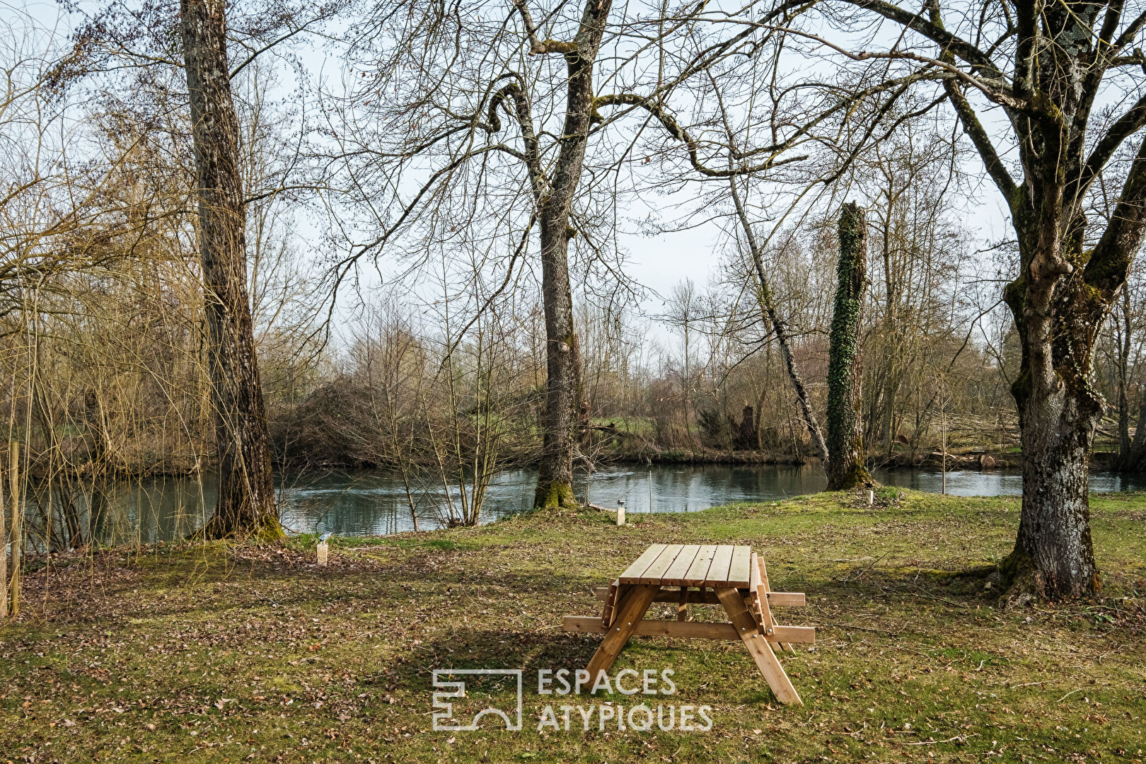 Renovated house and its park on the banks of the Sèvre